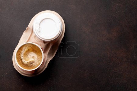 Foto de Dos cafés frescos en tazas para llevar. Vista superior plano con espacio de copia - Imagen libre de derechos
