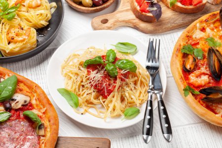 Foto de Cocina italiana. Pastas, pizza, aceitunas y tostadas antipasto - Imagen libre de derechos