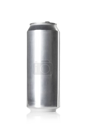 Téléchargez les photos : Bière en aluminium ou canette de soda. Isolé sur fond blanc - en image libre de droit