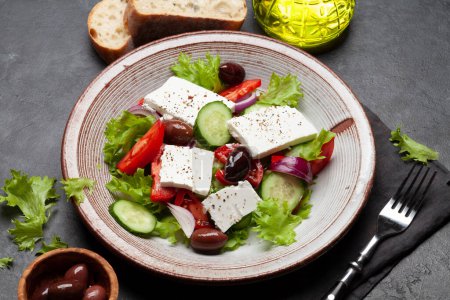 Téléchargez les photos : Salade grecque aux légumes frais et fromage feta - en image libre de droit
