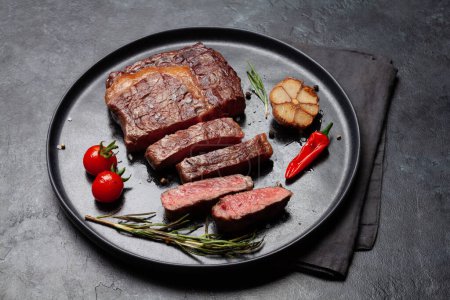 Téléchargez les photos : Bifteck de bœuf côtelé grillé aux herbes et épices - en image libre de droit