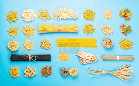Téléchargez les photos : Diverses pâtes non cuites et spaghettis. Pose plate - en image libre de droit