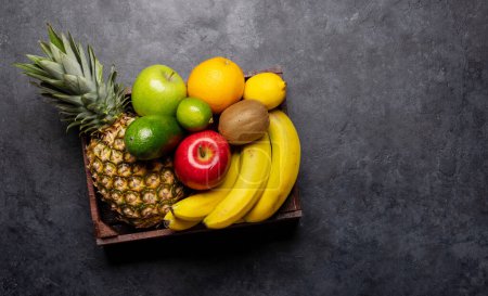 Foto de Caja de madera llena de alimentos saludables frutas. Piso con espacio de copia - Imagen libre de derechos