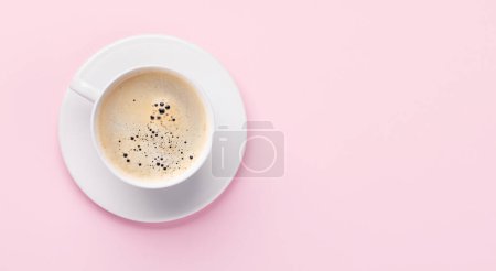 Téléchargez les photos : Café expresso sur fond rose. Pose plate avec espace de copie - en image libre de droit