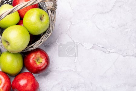 Foto de Manzanas rojas y verdes de jardín en cesta. Piso con espacio de copia - Imagen libre de derechos