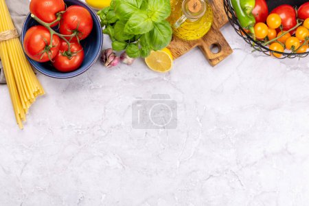 Photo pour Ingrédients pour la cuisine. Cuisine italienne. Pâtes, tomates, basilic. Pose plate avec espace de copie - image libre de droit