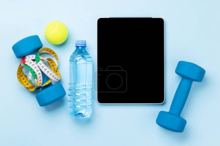 Foto de Concepto de fitness y dieta saludable. Puesta plana con la tableta para su plan de acondicionamiento físico o menú de dieta - Imagen libre de derechos