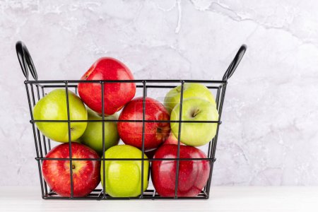 Foto de Manzanas rojas y verdes de jardín en cesta. Con espacio de copia - Imagen libre de derechos