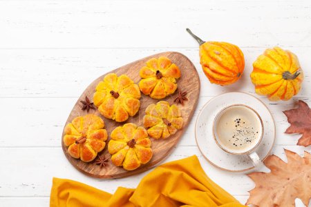 Téléchargez les photos : Citrouille maison look muffins et diverses citrouilles. Vue du dessus plat avec espace de copie - en image libre de droit
