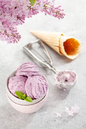Téléchargez les photos : Crème glacée aux baies sundae, cônes de gaufres et fleurs lilas - en image libre de droit