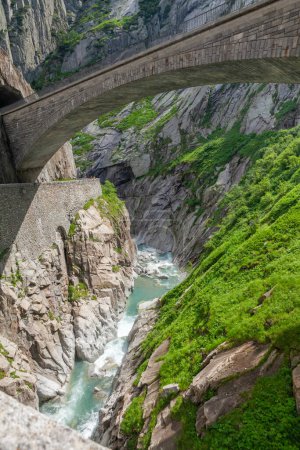 Téléchargez les photos : Vieux pont en pierre en Suisse Alpes à travers la rivière de montagne - en image libre de droit
