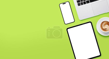Foto de Laptop, tablet y smartphone con pantalla en blanco sobre fondo verde. Piso con espacio de copia - Imagen libre de derechos