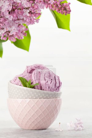 Téléchargez les photos : Crème glacée sundae bol et fleurs lilas - en image libre de droit