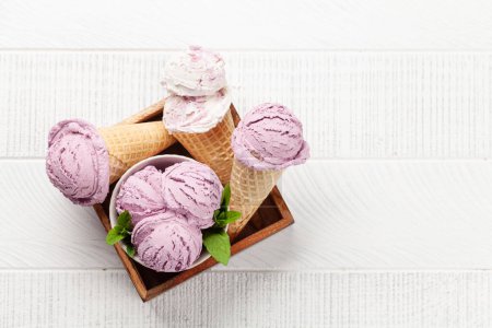 Téléchargez les photos : Crème glacée aux baies sundae dans les cônes de gaufres. Pose plate avec espace de copie - en image libre de droit