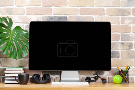 Foto de Oficina escritorio lugar de trabajo con PC pantalla en blanco y suministros - Imagen libre de derechos