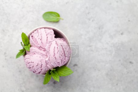 Téléchargez les photos : Crème glacée aux baies sundae dans un bol. Vue du dessus plat avec espace de copie - en image libre de droit