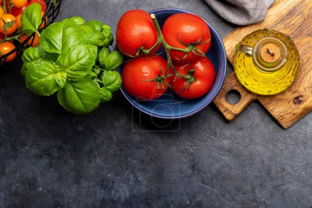 Photo pour Ingrédients pour la cuisine. Cuisine italienne. Tomates, basilic et huile d'olive. Pose plate avec espace de copie - image libre de droit