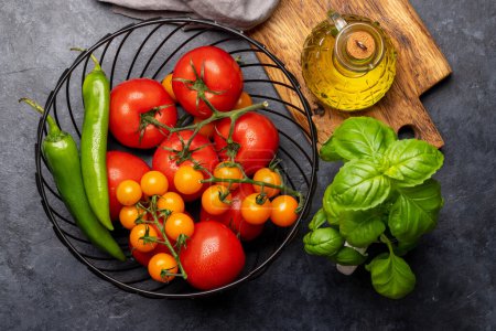 Téléchargez les photos : Ingrédients pour la cuisine. Cuisine italienne. Tomates, basilic et huile d'olive. Pose plate - en image libre de droit