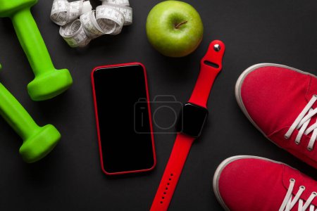 Foto de Zapatillas, smartphone, reloj y mancuernas. Deporte, fitness y estilo de vida saludable. Vista superior plano con espacio de copia - Imagen libre de derechos