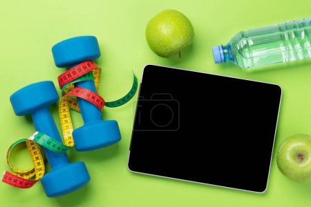 Foto de Concepto de fitness y dieta saludable. Puesta plana con la tableta para su plan de acondicionamiento físico o menú de dieta - Imagen libre de derechos