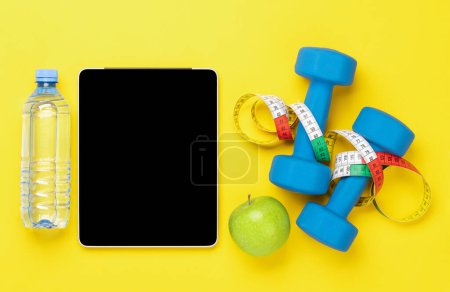 Téléchargez les photos : Fitness et saine alimentation concept. Pose plate avec tablette pour votre plan de fitness ou menu diététique - en image libre de droit