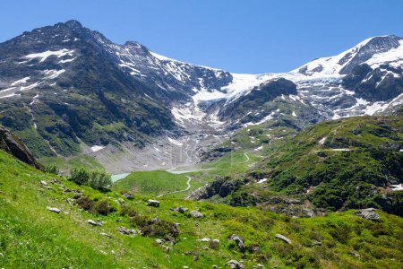 Téléchargez les photos : Vue panoramique des Alpes avec neige en Suisse - en image libre de droit