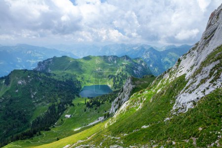 Foto de Vista panorámica del lago, los verdes prados alpinos y las montañas de los Alpes en Suiza - Imagen libre de derechos