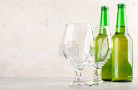 Téléchargez les photos : Deux verres à bière et des bouteilles de bière. Avec espace de copie - en image libre de droit