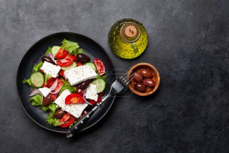Téléchargez les photos : Salade grecque aux légumes frais et fromage feta. Pose plate avec espace de copie - en image libre de droit