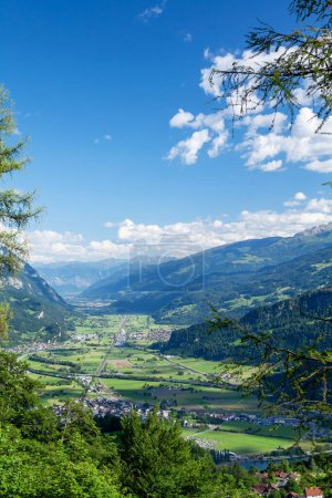 Foto de Vista panorámica del campo, los verdes prados alpinos y las montañas de los Alpes en Suiza - Imagen libre de derechos