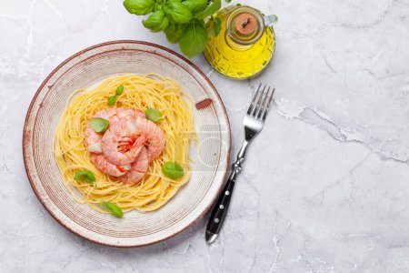 Téléchargez les photos : Pâtes aux crevettes. Cuisine italienne. Pose plate avec espace de copie - en image libre de droit