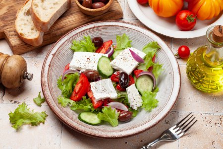 Foto de Ensalada griega con verduras frescas y queso feta - Imagen libre de derechos