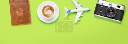 Téléchargez les photos : Concept de voyage et vacances. Café et avion sur bureau vert avec espace de copie - en image libre de droit