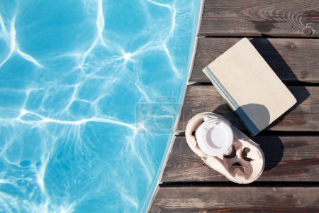 Téléchargez les photos : Réserver et café près de la piscine. Vacances d'été. Pose plate - en image libre de droit