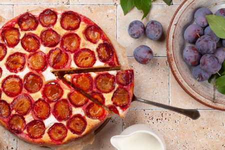 Foto de Tarta de ciruela casera. Tarta de frutas con frutas de temporada. Puesta plana - Imagen libre de derechos
