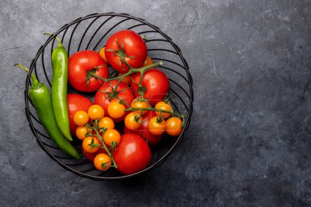 Téléchargez les photos : Légumes frais de jardin dans le panier. Tomates et poivre. Cuisine italienne. Pose plate avec espace de copie - en image libre de droit
