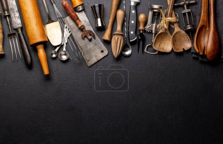 Téléchargez les photos : Ustensiles de cuisine sur la table de cuisine. Pose plate avec espace de copie - en image libre de droit