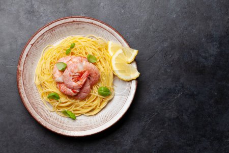 Téléchargez les photos : Pâtes aux crevettes. Cuisine italienne. Pose plate avec espace de copie - en image libre de droit
