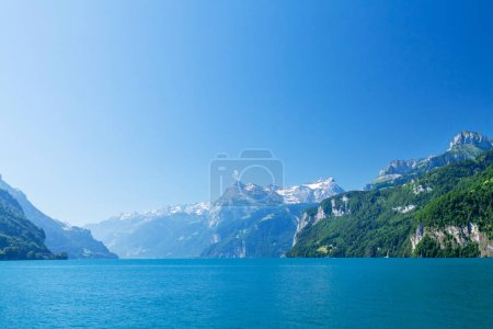 Foto de Vista panorámica del lago en los Alpes con nieve en Suiza - Imagen libre de derechos