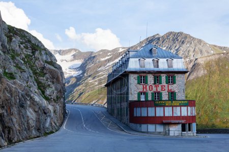 Foto de Belvedere Hotel a la vuelta del paso Furka en las montañas de los Alpes de Suiza - Imagen libre de derechos