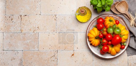 Foto de Varios tomates coloridos del jardín. Verduras frescas y especias. Vista superior plano con espacio de copia - Imagen libre de derechos
