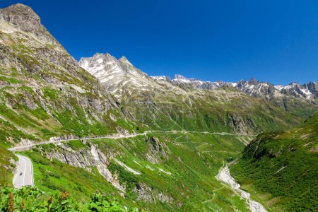 Téléchargez les photos : Route panoramique dans les Alpes avec neige en Suisse - en image libre de droit