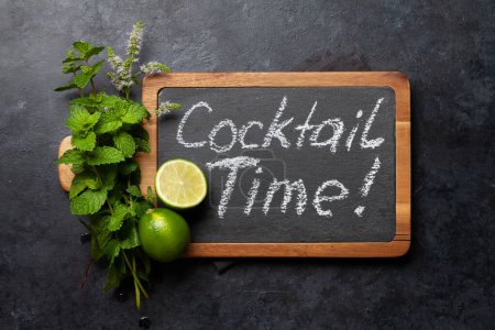 Téléchargez les photos : Mojito ingrédients de cocktail et boissons ustensiles. Sur la table de pierre pose plate - en image libre de droit