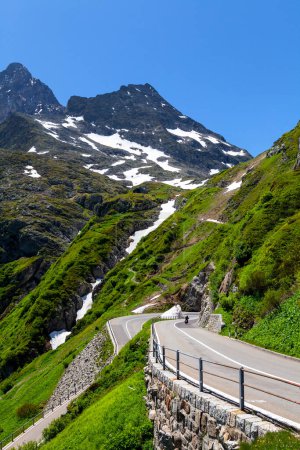 Foto de Vista panorámica de la carretera en los Alpes con nieve en Suiza - Imagen libre de derechos