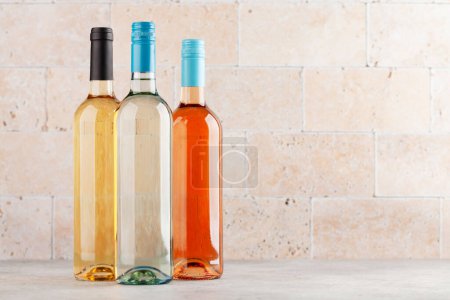 Téléchargez les photos : Groupe de bouteilles de vin. Vins blancs et roses. Avec espace de copie - en image libre de droit