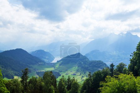 Foto de Vista panorámica de los verdes prados alpinos y las montañas de los Alpes en Suiza - Imagen libre de derechos