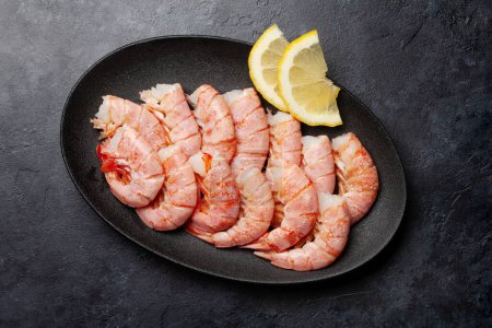 Téléchargez les photos : Crevettes sur assiette au citron. Pose plate - en image libre de droit