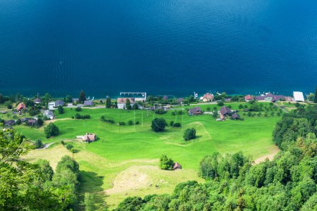 Téléchargez les photos : Vue panoramique sur le lac, les prairies verdoyantes alpines et les Alpes en Suisse - en image libre de droit