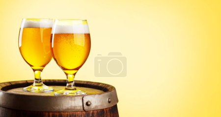 Téléchargez les photos : Deux verres à bière sur tonneau en bois. Avec espace de copie - en image libre de droit
