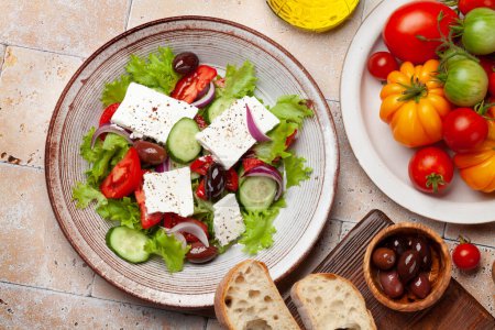 Foto de Ensalada griega con verduras frescas y queso feta. Puesta plana - Imagen libre de derechos